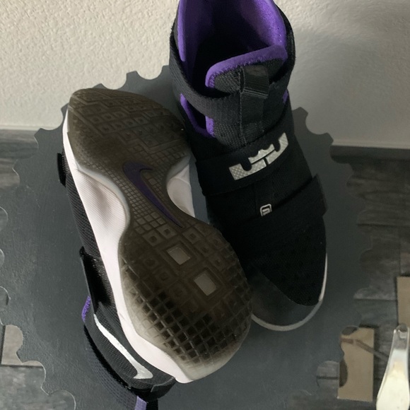 $78🔥Nike LeBron high tops size 6.5Y or 39 - Picture 5 of 7